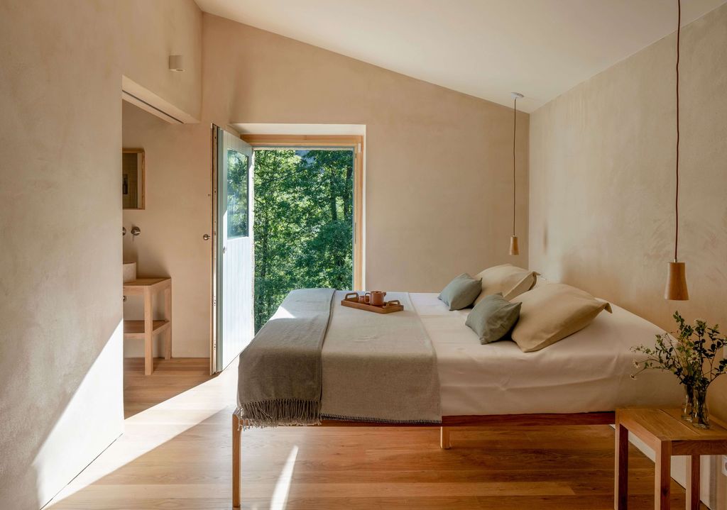 Dormitorio principal de la cabaña pasiega rehabilitada con criterios energéticos