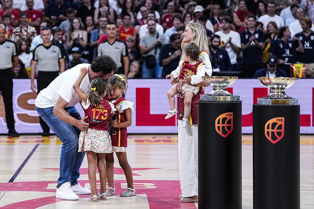 Sergio Llull, con su familia en el homenaje de la Selección de Baloncesto española