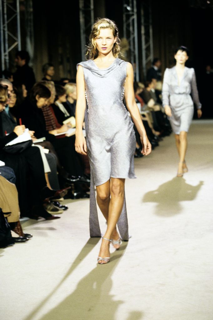 Kate Moss en otra silueta satinada en los noventas.