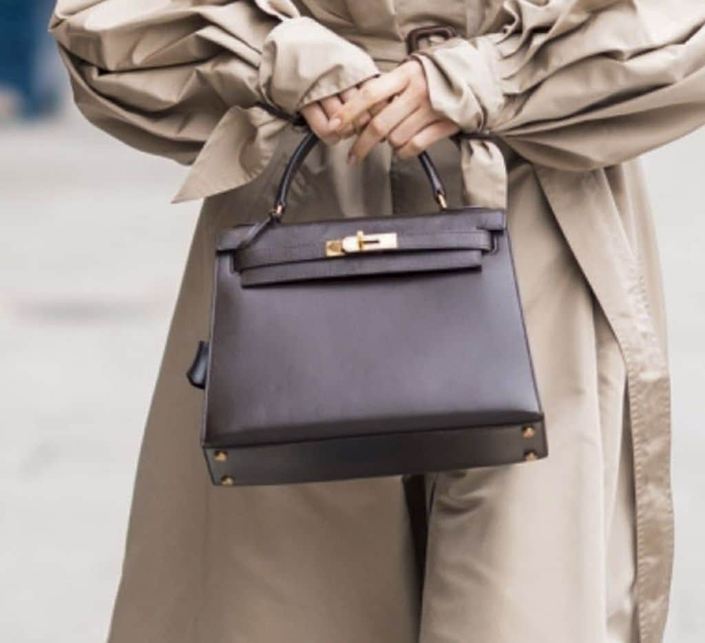 Los accesorios hacen la diferencia y en esta ocasión Kendall apuesta por una 'Kelly Bag' de Hermés.
