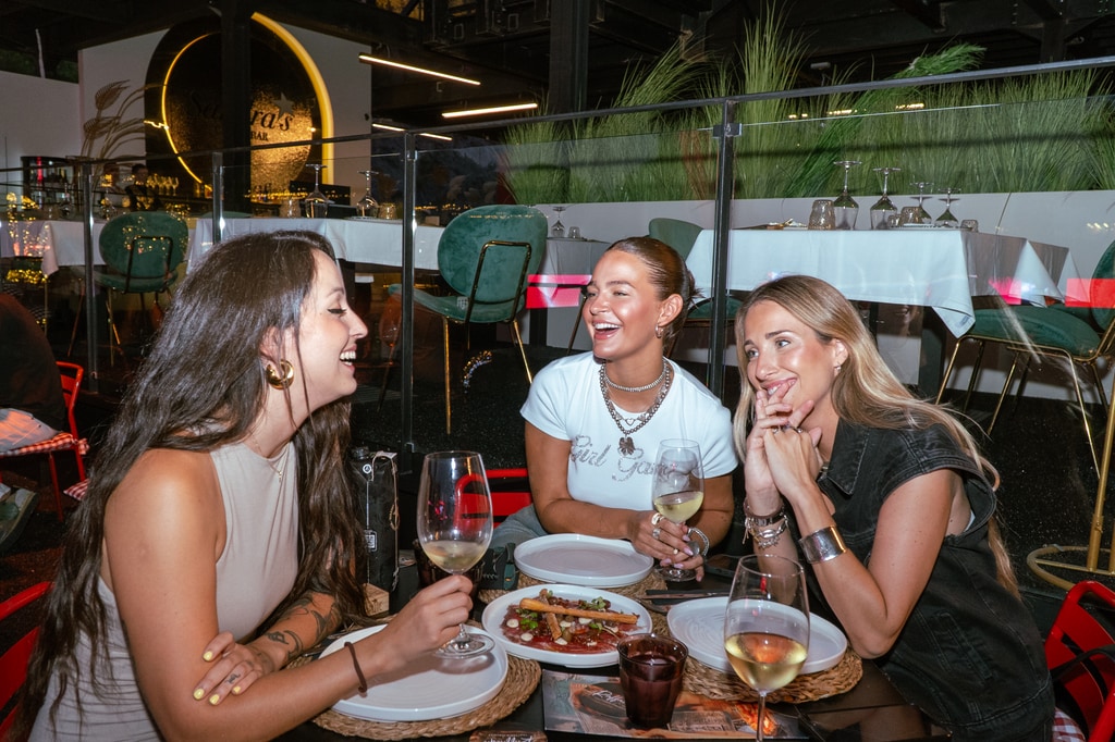 Laura Escanes con Sindy Takanashi y María Partida en Starlite, 22 de agosto de 2024