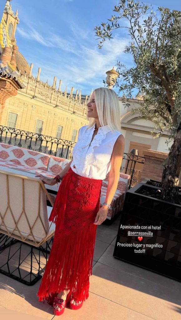 Eugenia Martínez de Irujo con uno de sus looks más sevillanos, protagonizado por una falda de flecos.