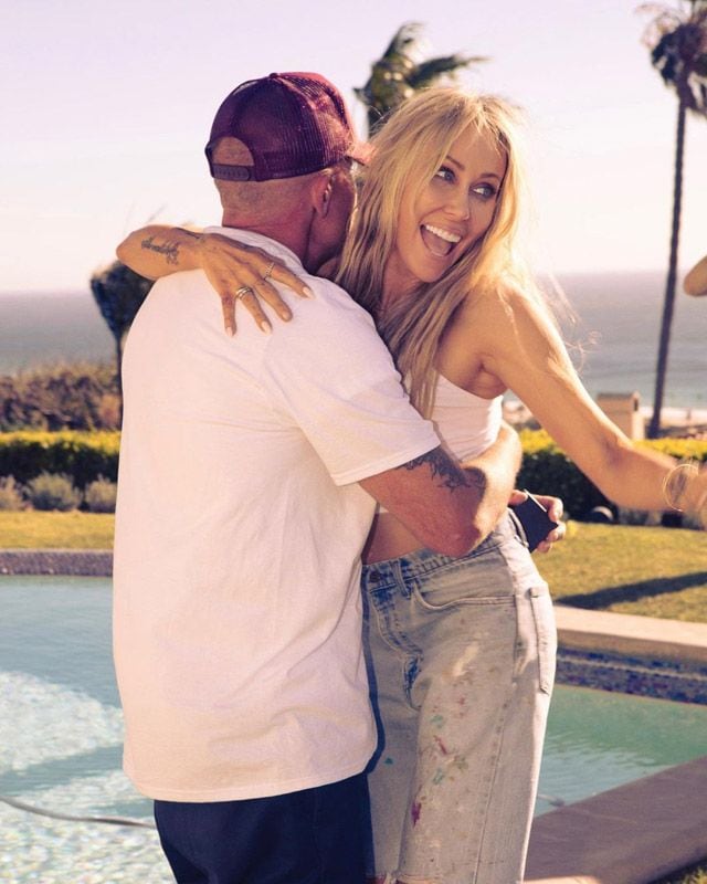 Tish Cyrus junto a Dominic Purcell