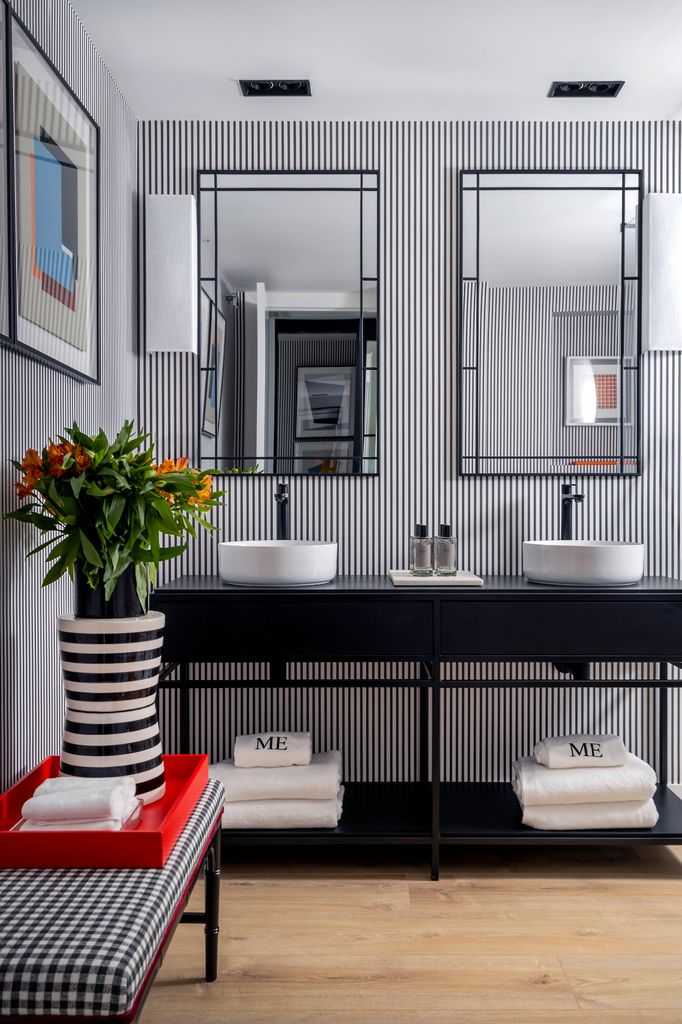 Cuarto de baño con papel a rayas