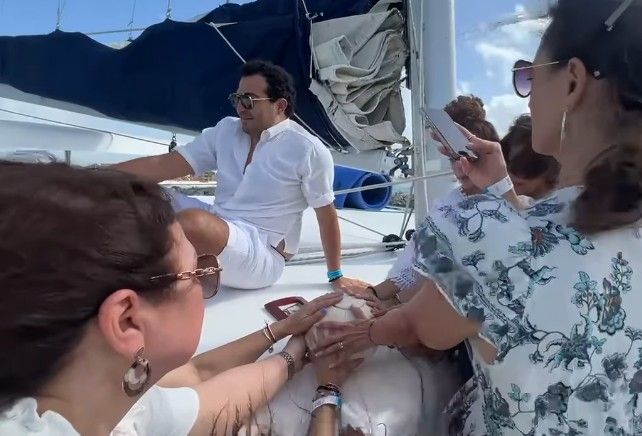 Familiares y amigos de Fernando del Solar se despidieron de él antes de que su urna fuera lanzada al mar