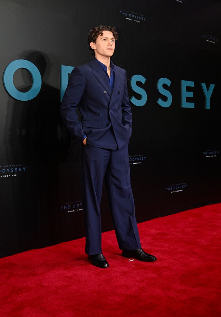 Tom Holland lleva un traje de bontadura doble hecho a la medida.