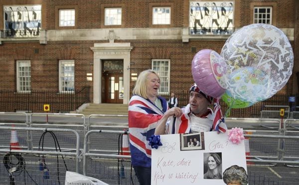 No se sabe el día en que dará a luz pero ya hay un grupo de curiosos que esperan en el hospital con banderas, fotos y globos... 'No nos hagas esperar' ponen los cartesles, en los que se preguntan además: '¿Será niño o niña?'
