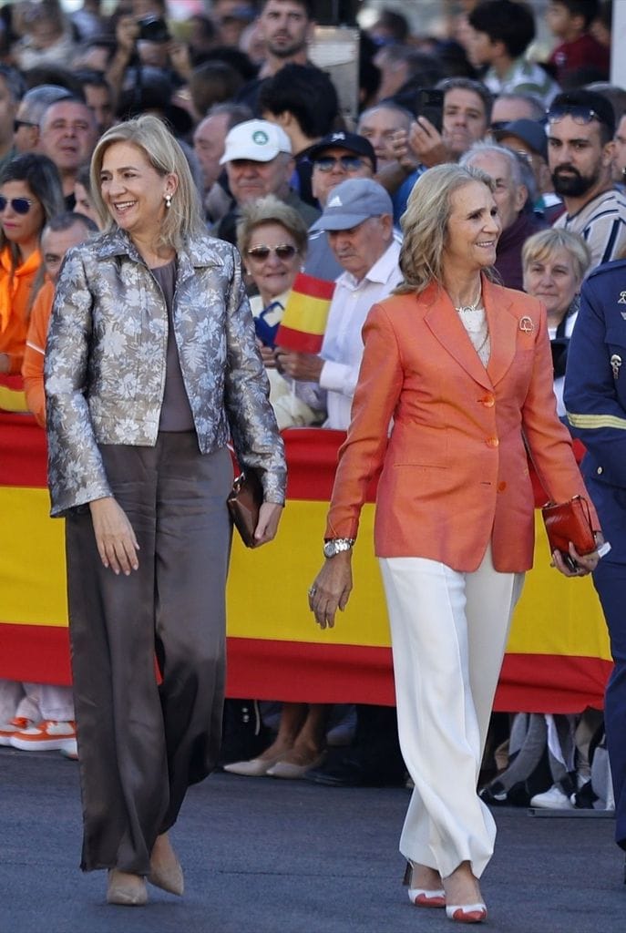 Las infantas Elena y Cristina en el izado de la bandera en Torrejón de Ardoz