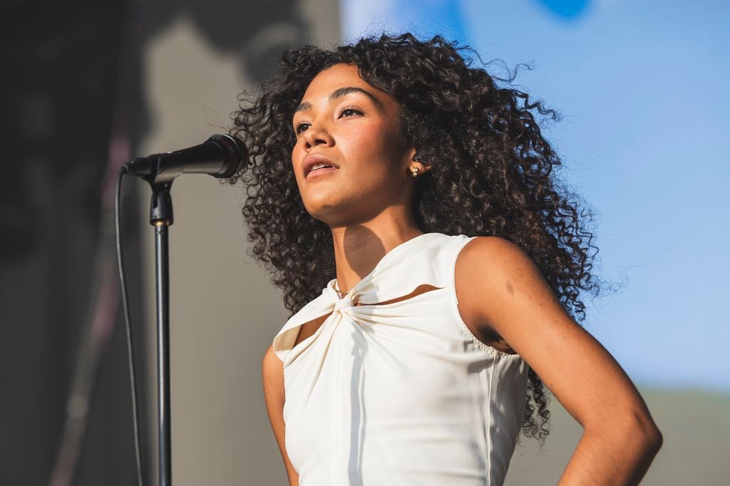 Olivia Dean ha abrazado la textura natural de su pelo.