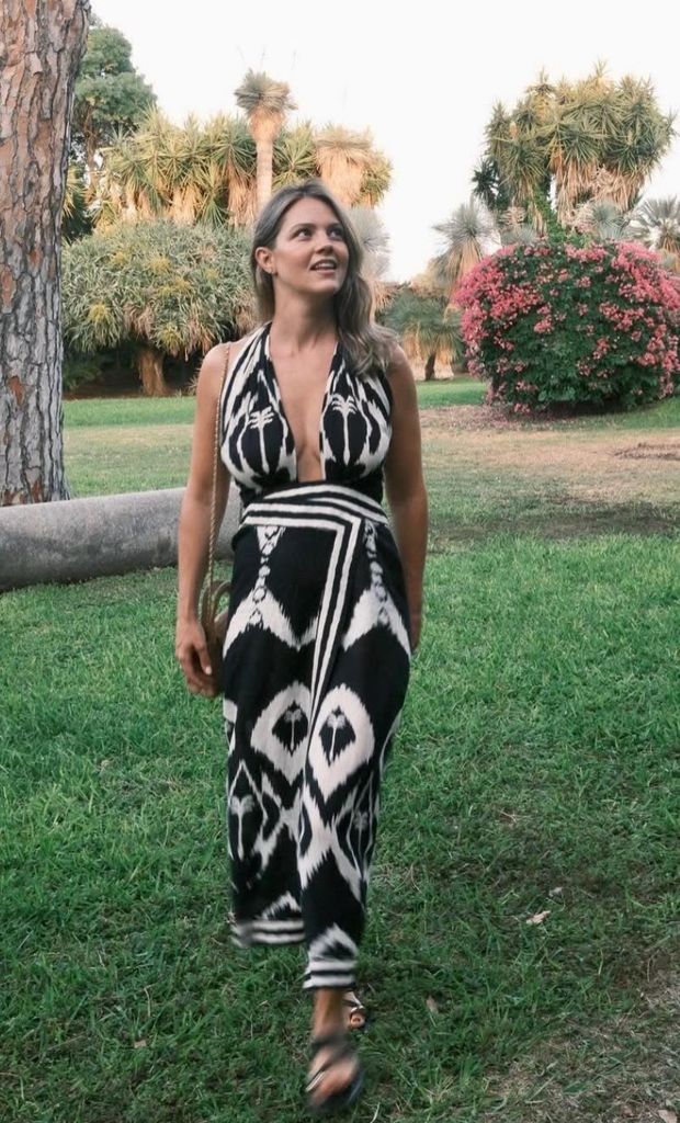 Isabelle Junot, radiante con un vestido étnico halter y cruzado en una cena romántica en Sicilia