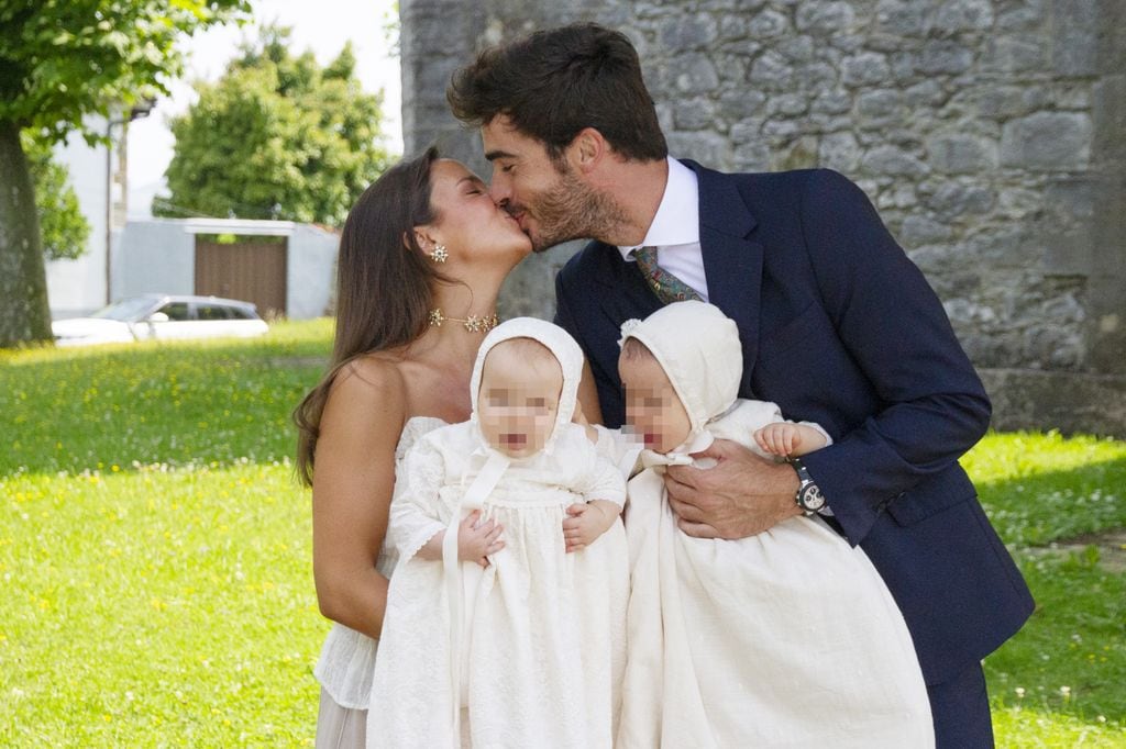 Marta Pombo y Luis Zamalloa bautizan a sus hijas en Suesa, Cantabria, el 12 de julio de 2025