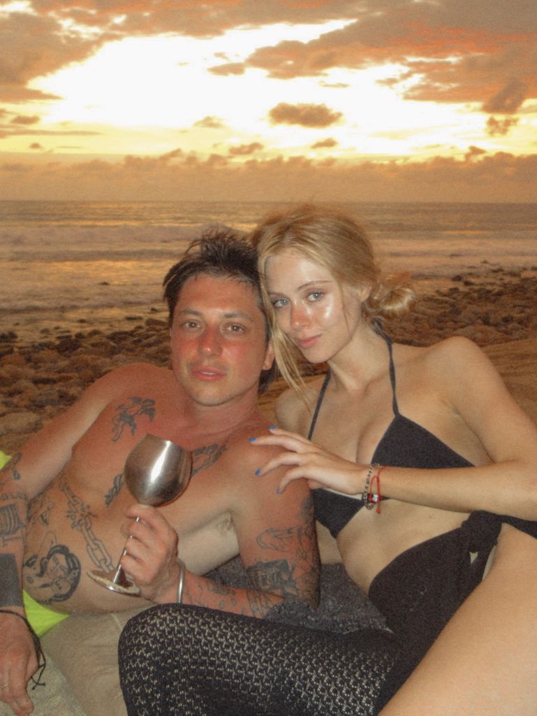 Loreto Peralta y Paco Amoroso compartieron unas fotografías en un atardecer en la playa, desatando todo tipo de reacciones.