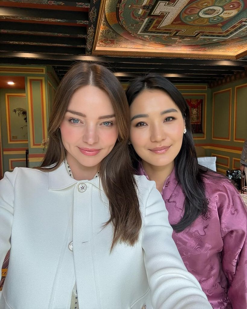 Miranda Kerr con la reina de Bután, Jetsun Pema