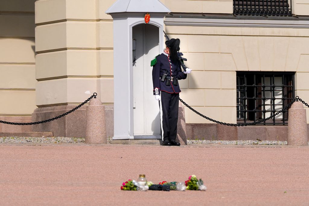 Flores depositadas en la plaza del Palacio Real de Oslo ante el agravamiento de salud del rey Harald