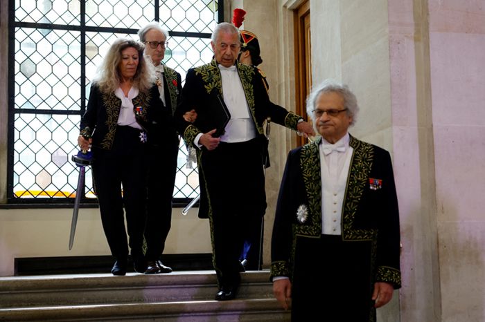 Mario Vargas Llosa accediendo al anfiteatro