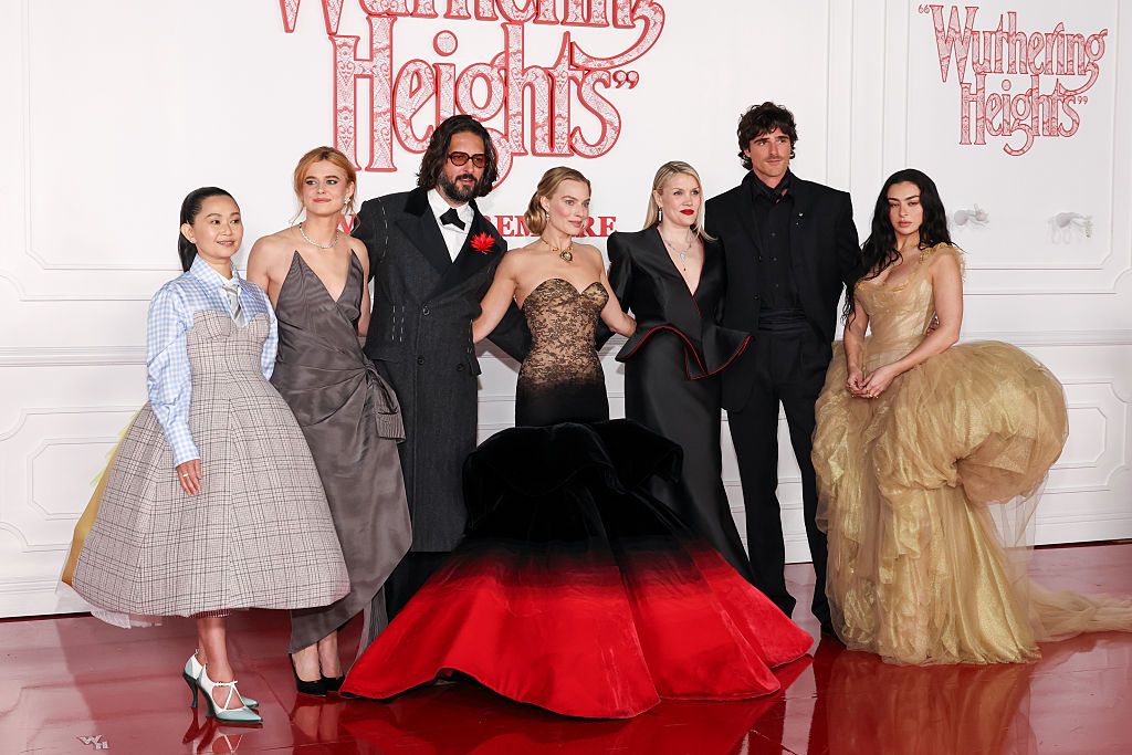 El elenco de la película con la directora, Emerald Fennell entre Margot y Jacob