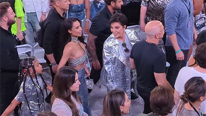 Kim Kardashian con su hija y su madre en el concierto de Beyoncé