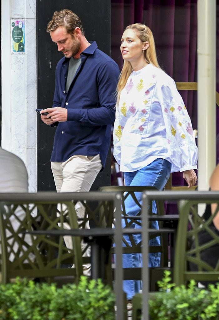 Pierre Casiraghi y Beatrice Borromeo paseando por Barcelona 