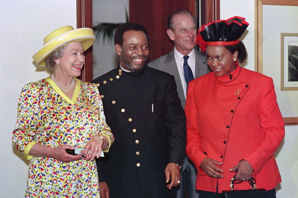 El rey zulú Zwelithini junto a la reina Isabel II