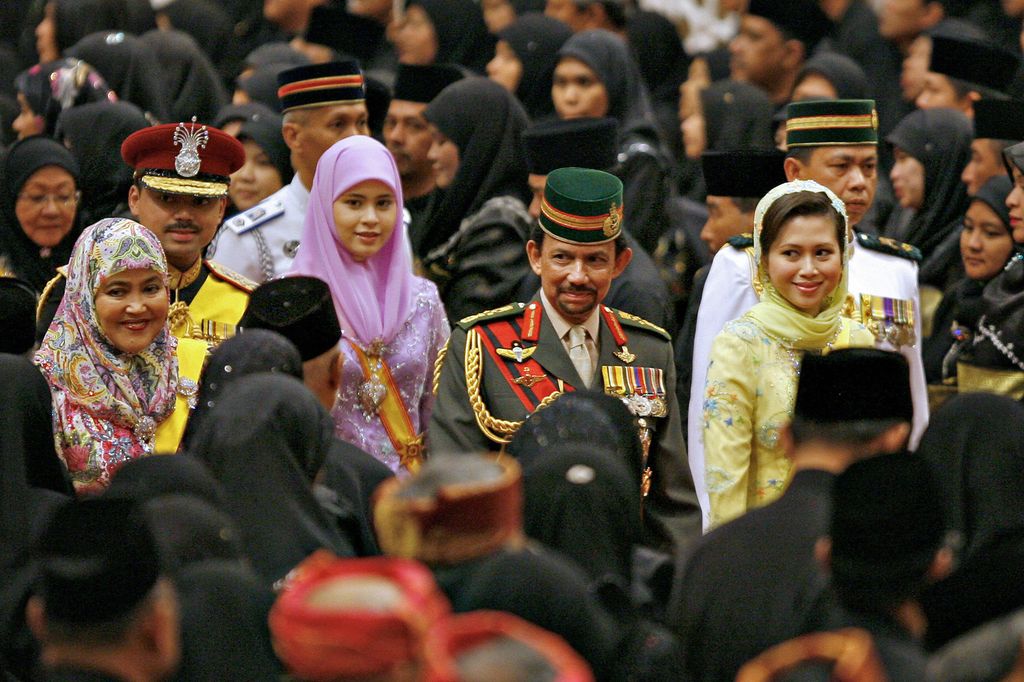 El sultán de Brunei, con la madre de la princesa Ameerah, de amarillo, de la que se divorció en 2010