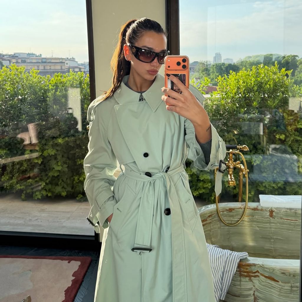 Dua Lipa ha aprendido a jugar con diferentes siluetas de lentes.