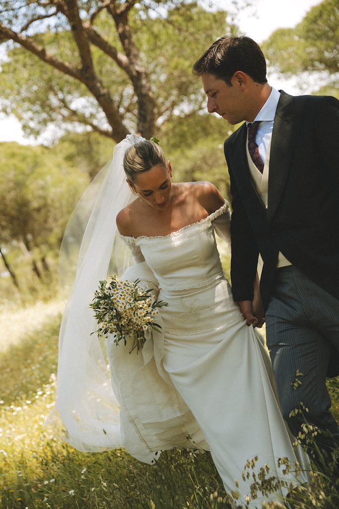 Novia con mangas ángel y escote bardot