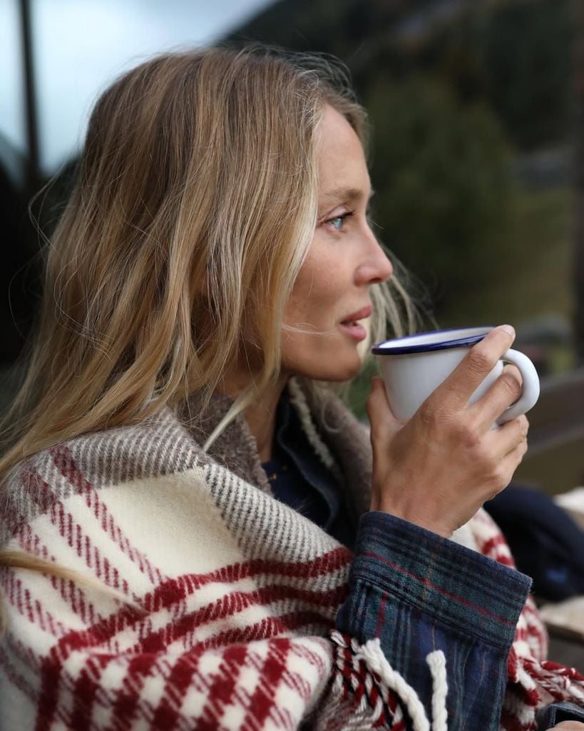 Vanesa Lorenzo tomando un café
