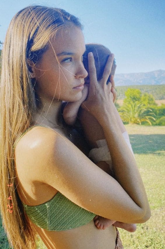 Gara Arias posa con su hijo