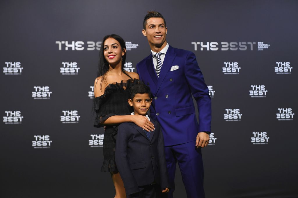 El primer posado público de la pareja, junto a Cristiano Jr., en los premios 'The Best' de la FIFA, celebrados el 9 de enero de 2017 en Zúrich 