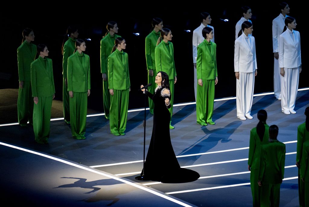 Laura Pausini actúa durante la ceremonia inaugural de los Juegos Olímpicos de Invierno