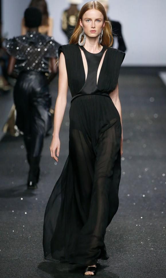 modelo con vestido negro de alberta ferretti