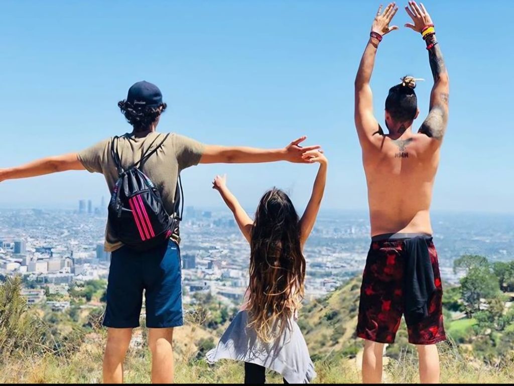 Alejandro Gavira, Violeta Valenzuela y Mauro Menéndez, los hijos de Aylín Mujica.
