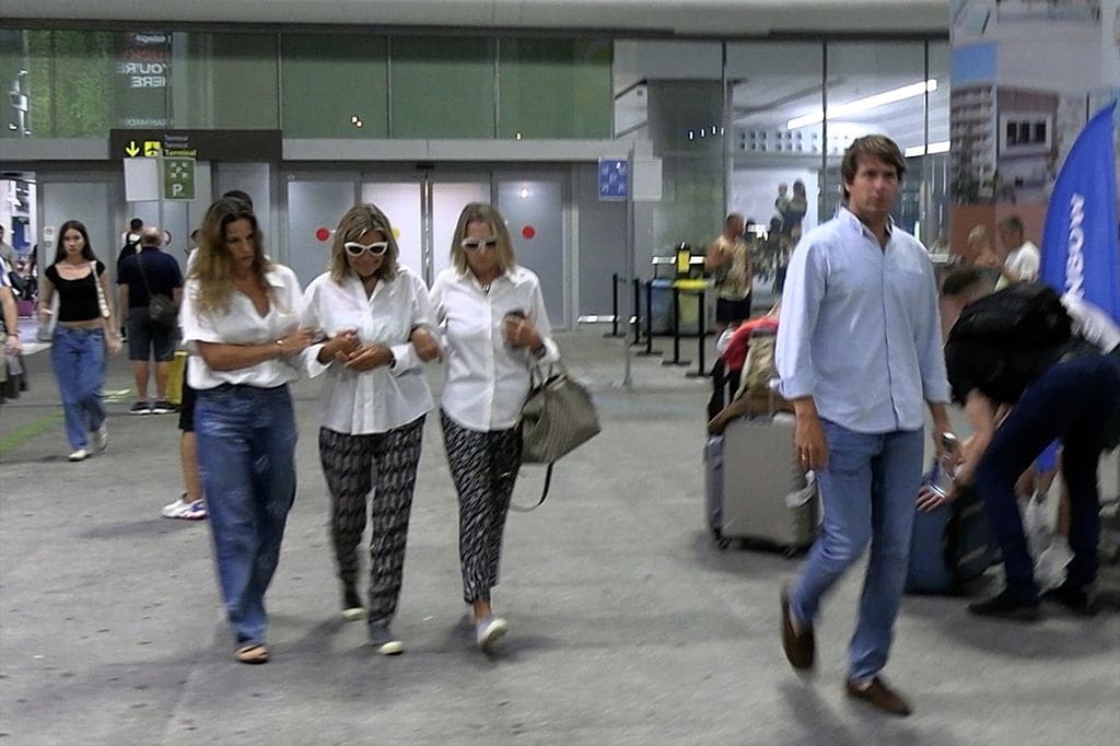 Cari Lapique llega al aeropuerto de Málaga tras conocer el fallecimiento de su hija Caritina