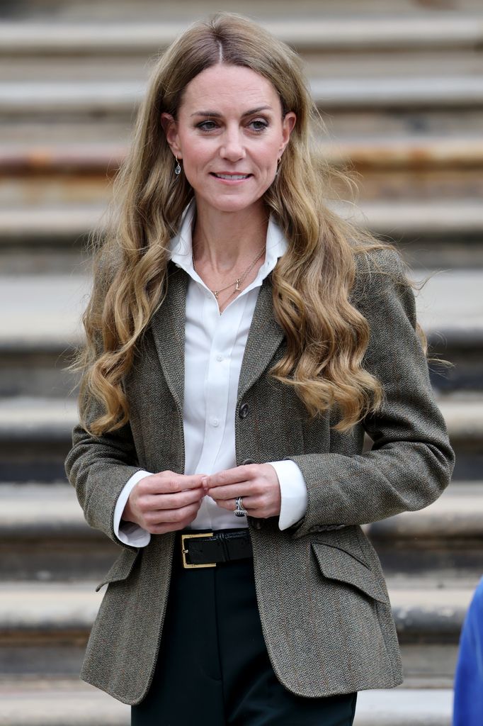 Kate Presume su nuevo matiz en su visita al Museo de Historia Natural.
