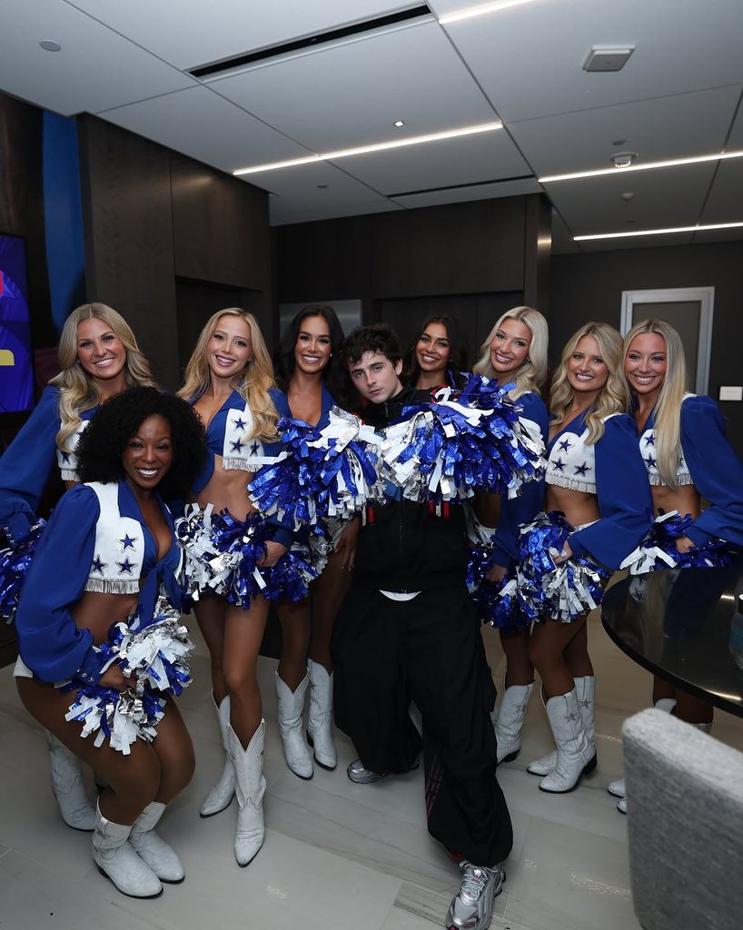 Timothée Chalamet, con las Dallas Cowboys Cheerleaders