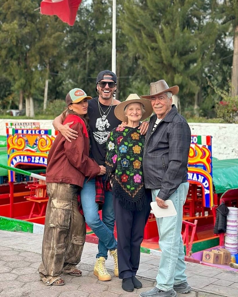 Galilea Montijo e Issac Moreno en el aniversario 61 de los papás del modelo.