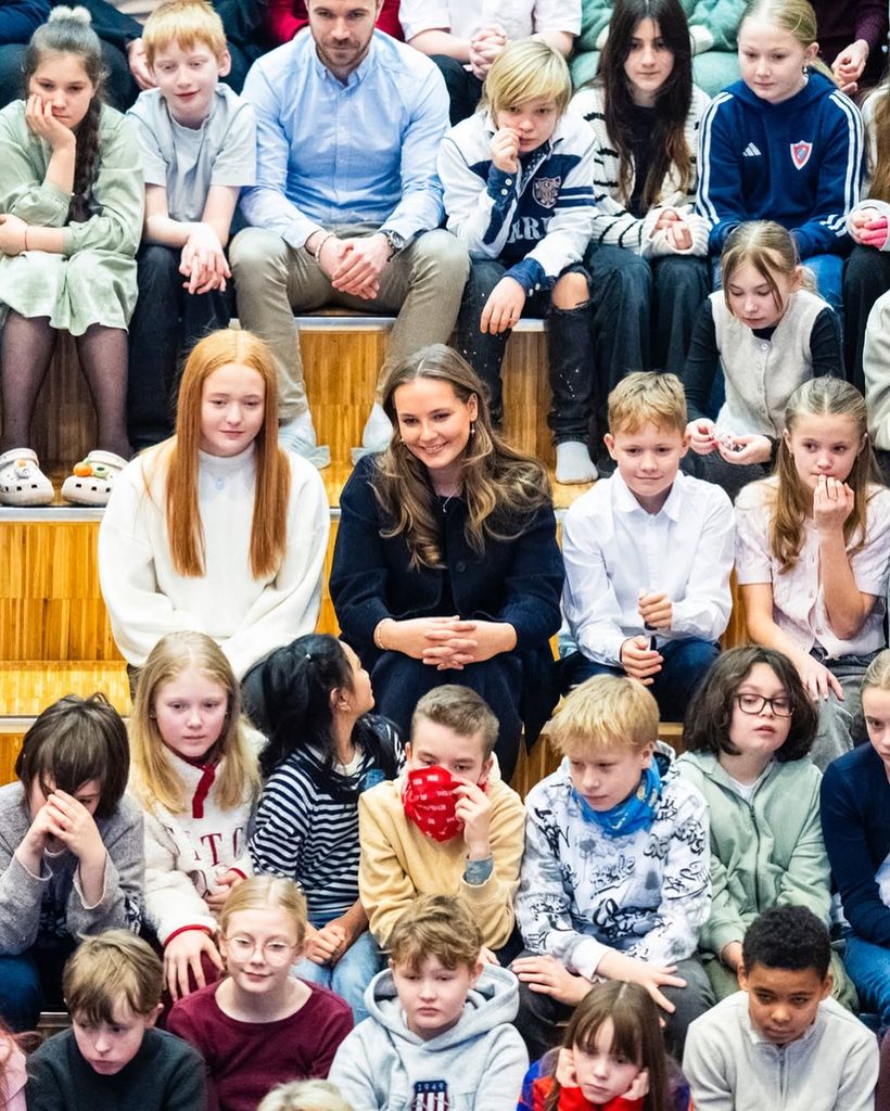 Ingrid de Noruega con estudiantes noruegos