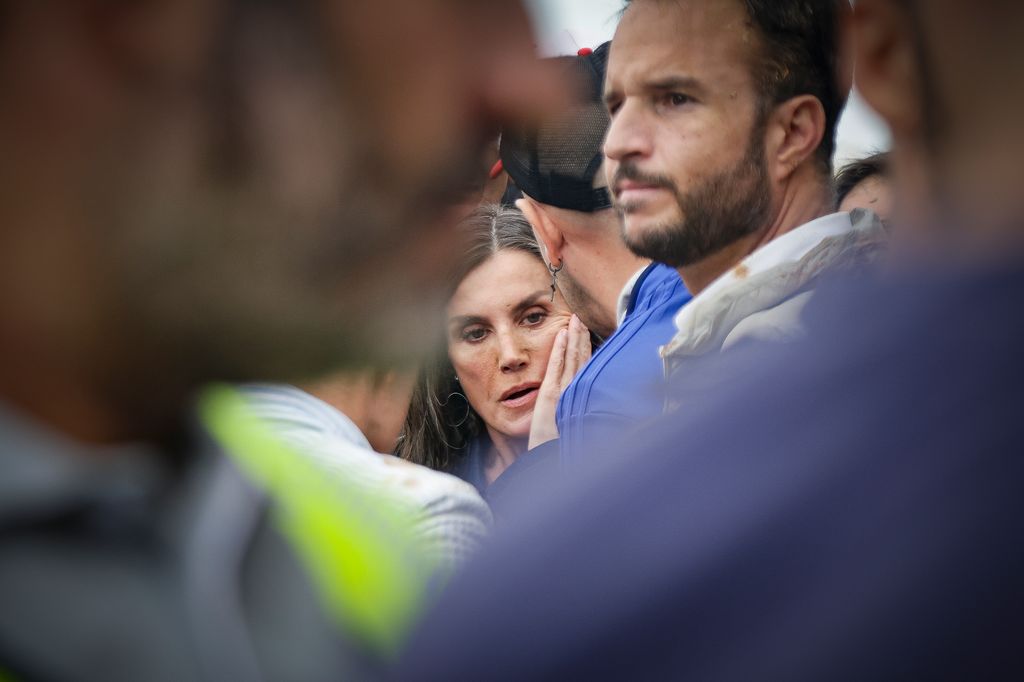 Reina Letizia afectada en su visita a las zonas afectadas por la DANA