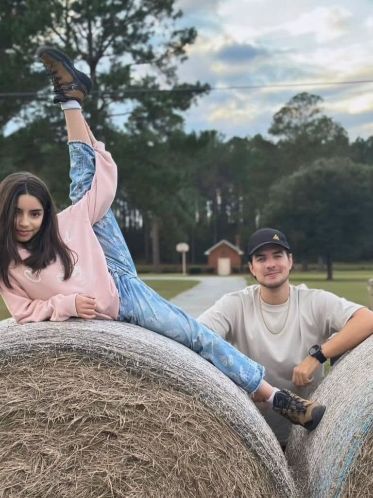 Vadhir Derbez compartió varias imágenes junto a su hermanita.
