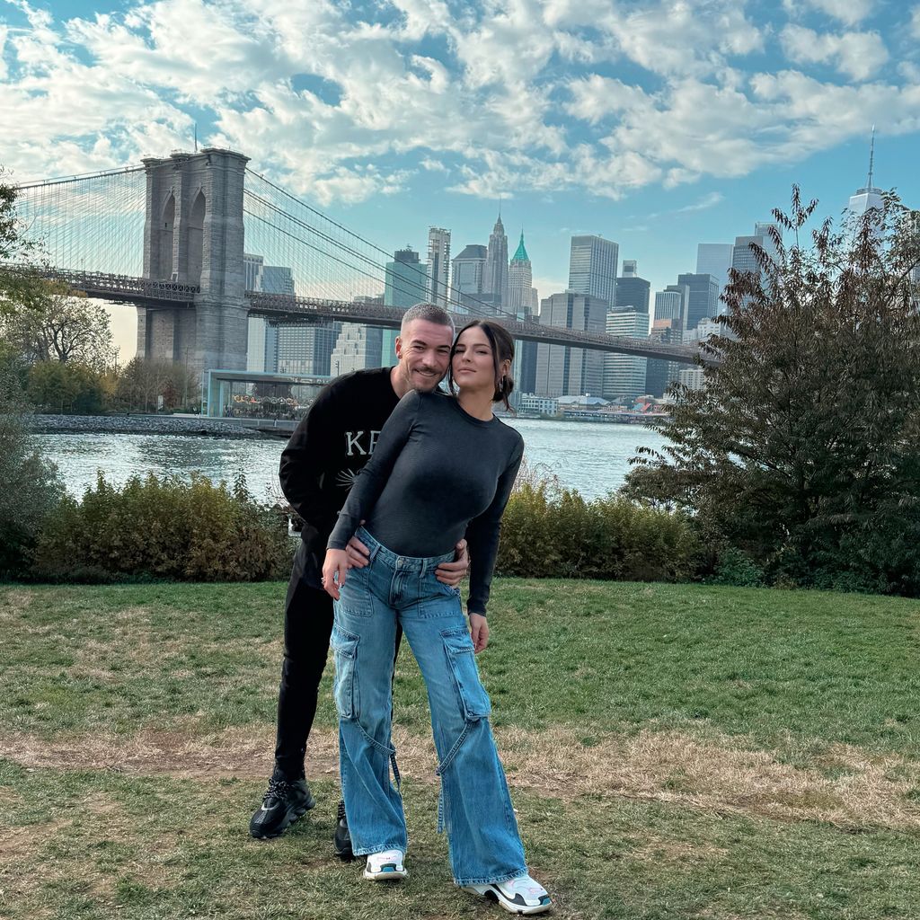 Plano entero de Marta Peñate y Tony Spina posando juntos