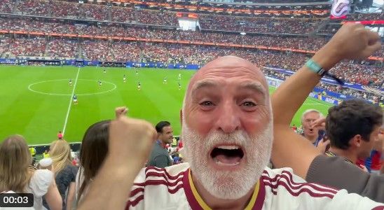 José Andres celebra el gol de Mikel Oyarzabal en la semifinal del Mundial de España contra Francia