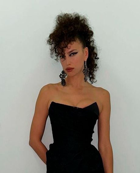 Irina Shayk peinado pelo rizado