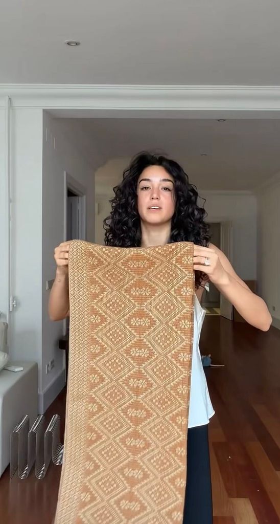 Ale Capetillo, fascinada con uno de los textiles que compró en Coyoacán.