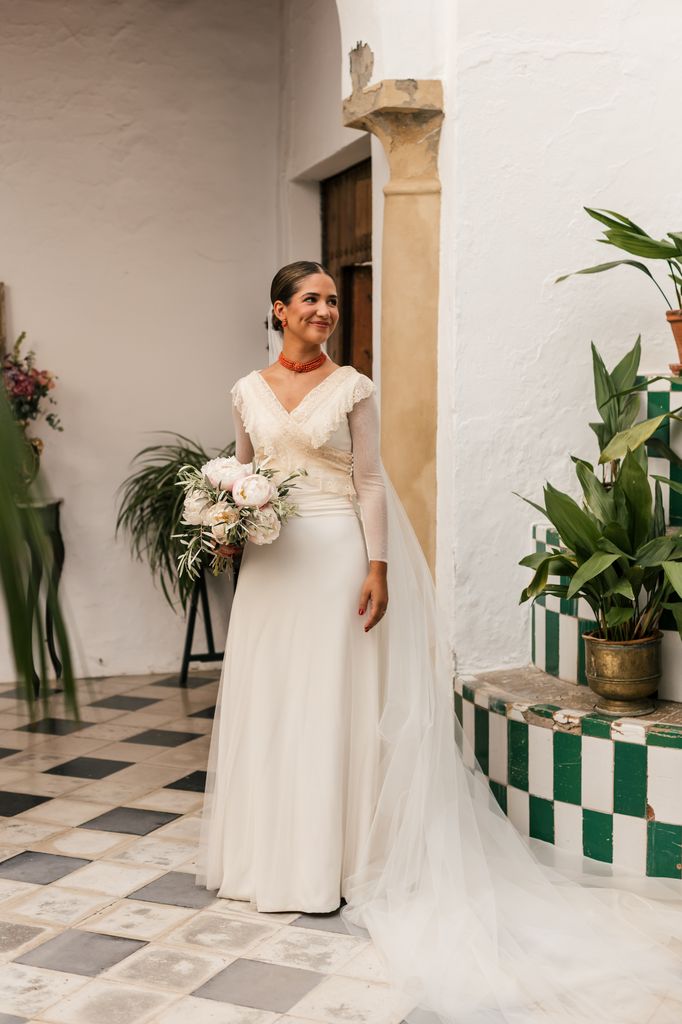 La boda de Marta Ovelar con vestido de Carmen Maza en Cazalla de la Sierra