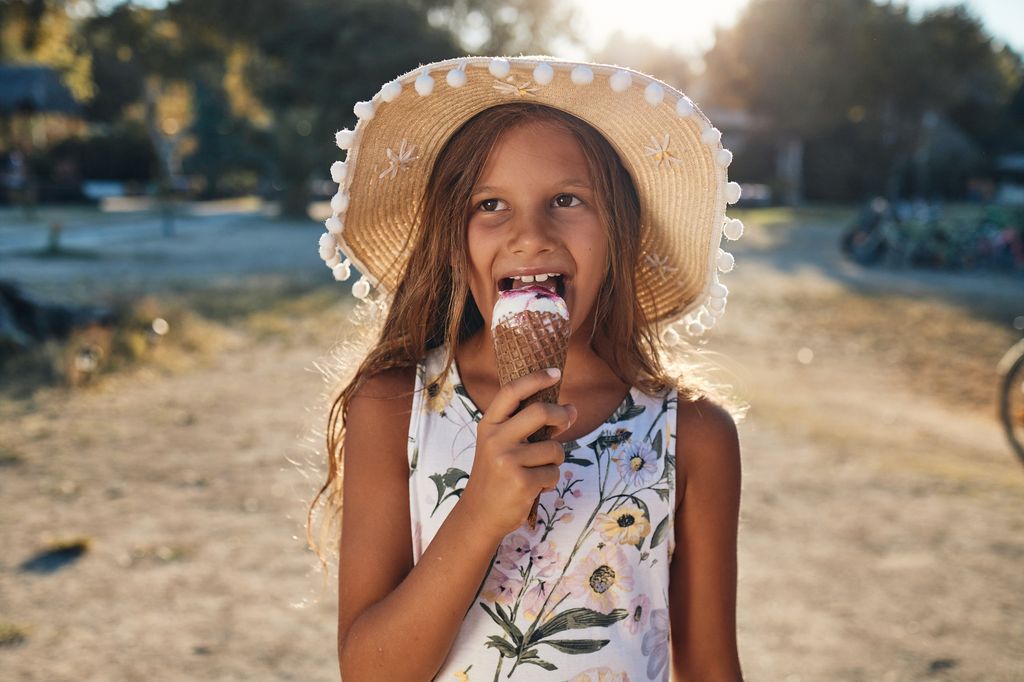 niña comiendo un helado al aire libre