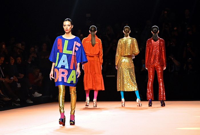 La joven estudiante de Derecho ha dejado clara su conexión con la moda en el desfile de Ágatha
