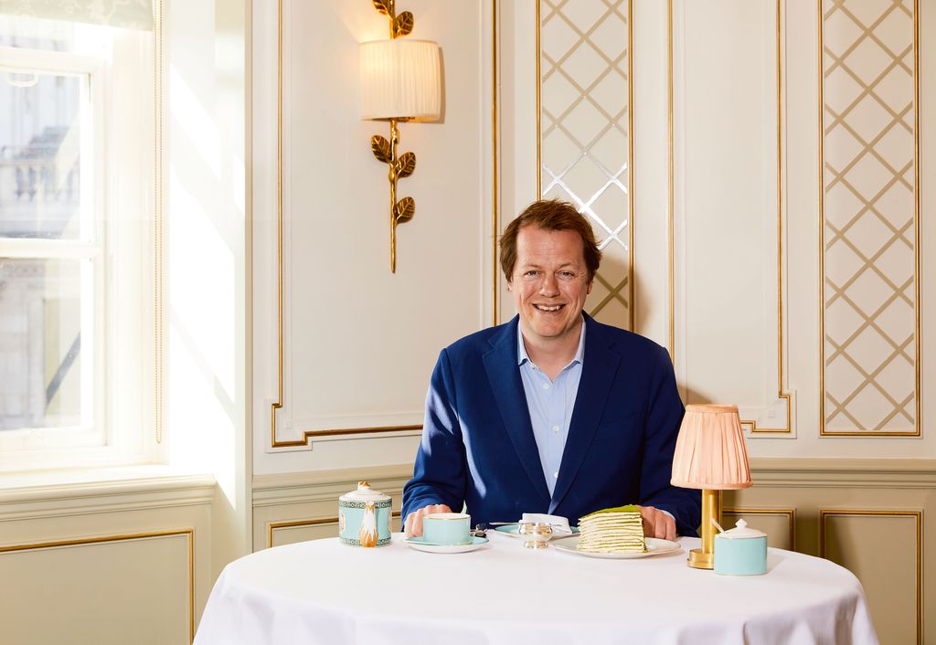 Tom Parker Bowles sentado con té y algunos platos