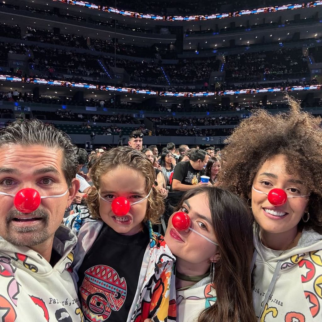 Ferdinando Valencia con Brenda Kellerman y sus hijos, Tadeo y Sofía.