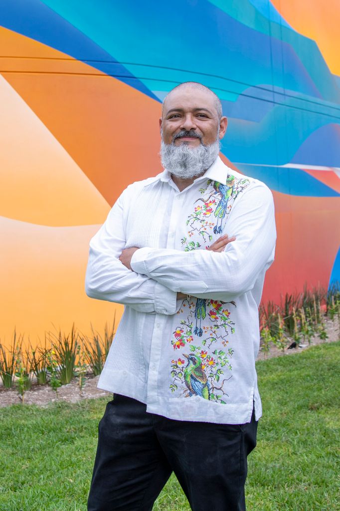 Omar Barquet es el artista detrás de "Pájaro de Fuego".