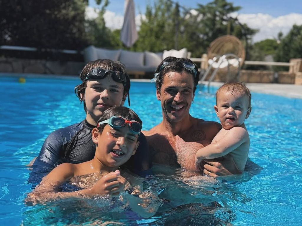 Matías Novoa ha disfrutado del verano al lado de sus hijos, Axel y Milo, además de Marcelo, hijo de Michelle, a quien el actor quiere como su fuera propio